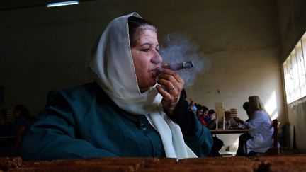 Une employé syrienne, Oum Ali, dans une usine qui produit ses premiers cigares fabriqués dans la province nord de Lattaquié, le 17 mars 2015. (AFP PHOTO / YOUSSEF KARWASHAN)