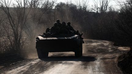 Des militaires ukrainiens patrouillent près de Bakhmout, dans l'est du pays, le 5 mars 2023. (ANATOLII STEPANOV / AFP)