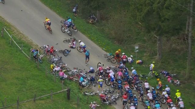 Très gros coup dur pour Julian Alaphilippe : le champion du monde est pris dans une énorme chute dans la descente de la Côte de la Haute-Levée. Inquiétude pour le Français, grand favori du jour.