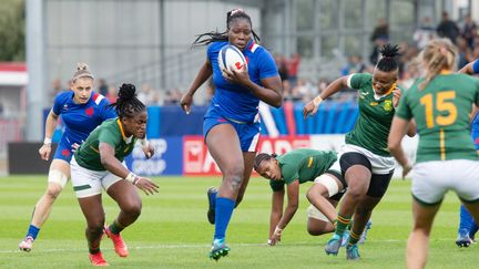 Madoussou Fall transperce la défense sud-africaine, le 6 novembre 2021, lors d'un test match de la tournée automnale.&nbsp; (DAMIEN KILANI / DK PROD)