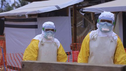 Deux médecins congolais dans un centre de traitement Ebola à Béni, dans l'est de la République démocratique du Congo en mai 2019.&nbsp; (KITSA MUSAYI / DPA)