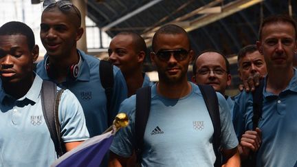 Tony Parker et le staff des Bleus débarquent en gare (EMMANUEL DUNAND / AFP)