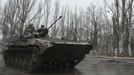 Des soldats ukrainiens sur une route près de Bakhmout, dans l'est de l'Ukraine, le 3 avril 2023. (GENYA SAVILOV / AFP)