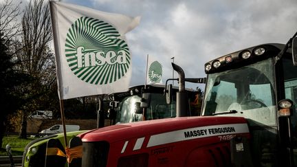 Des agriculteurs membres de la FNSEA manifestent pour dénoncer leurs bas salaires, en bloquant l'autoroute A6 au nord de Lyon, le 27 novembre 2019.&nbsp; (NICOLAS LIPONNE / NURPHOTO / AFP)