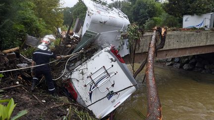 Deux corps ont été retrouvés dans ce camping-car, le 18 septembre 2014 à Lamalou-les-Bains (Hérault). (PASCAL GUYOT / AFP)