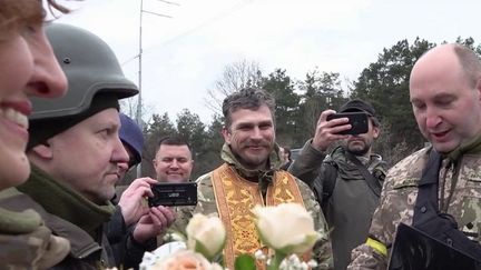 Guerre en Ukraine : un mariage sur la ligne de front, malgré l'avancée des Russes vers Kiev