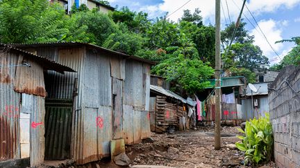 Un bidonville dans le quartier "Talus 2", à Majicavo, une commune faisant partie de la ville de Koungou à Mayotte, le 24 avril 2023. (MORGAN FACHE / AFP)
