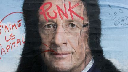 J-22 Une affiche de campagne de Fran&ccedil;ois Hollande d&eacute;tourn&eacute;e &agrave; Paris, le 14 avril 2012. (JB LE QUERE / MAXPPP)