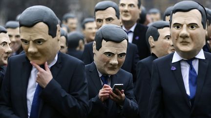 Plus de 400 personnes portant un masque&nbsp;&agrave; l'effigie de&nbsp;George Osborne,&nbsp;le chancelier de l'Echiquier du gouvernement britannnique, manifestent pour demander qu'un part du budget soit allou&eacute;e &agrave; la lutte la faim dans le monde, Londres (Royaume-Uni), le 19 mars 2013. (STEFAN WERMUTH / REUTERS)