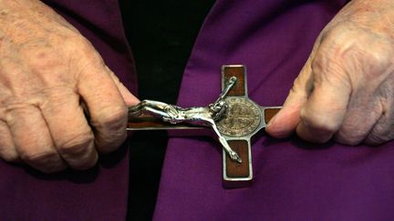 Le crucifix du père Gabriele Amorth, alors chef exorciste de la cité du Vatican et du diocèse de Rome, le 10 octobre 2005.&nbsp; (GIULIO NAPOLITANO / AFP)