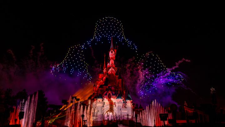 Les silhouettes des cloches de Notre-Dame formées par des drones, à Disneyland Paris. (SYLVAIN BECHE / DISNEY)