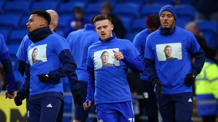 Des joueurs de l'équipe de Cardiff (Pays de Galles) rendent hommage à Emiliano Sala, lors d'un match à domicile contre&nbsp;Bournemouth, samedi 2 février, une dizaine de jours après la disparition du joueur argentin. (GEOFF CADDICK / AFP)