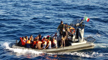 Des migrants r&eacute;cup&eacute;r&eacute;s par la marine italienne au large de l'&icirc;le de Lampedusa (Italie), le 2 janvier 2014. (MARINE ITALIENNE / AFP)