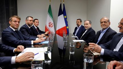 Emmanuel Macron (à gauche) rencontre le président iranien Massoud Pezeshkian (à droite) en marge de la 79e session de l'Assemblée générale des Nations unies, à New York, le 24 septembre 2024. (LUDOVIC MARIN / AFP)