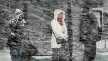 Des usagers attendent un bus à Chicago sous une tempête de neige, le 02 février 2011 (AFP/SCOTT OLSON)