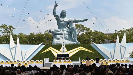 Un l&acirc;ch&eacute; de colombes s'est enfin d&eacute;roul&eacute; dimanche, devant la statut de la paix. Comme &agrave; Hiroshima jeudi dernier, le Premier ministre Shinzo Abe a r&eacute;it&eacute;r&eacute; dans son discours la volont&eacute; du Japon de militer en faveur de l'abolition des armes nucl&eacute;aires et de la non-prolif&eacute;ration. (DAISUKE URAGAMI /AP / SIPA / AP)