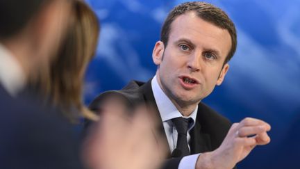 Le ministre de l'Economie, Emmanuel Macron, pendant le forum économique mondial de Davos (Suisse), le 22 janvier 2016.&nbsp; (FABRICE COFFRINI / AFP)