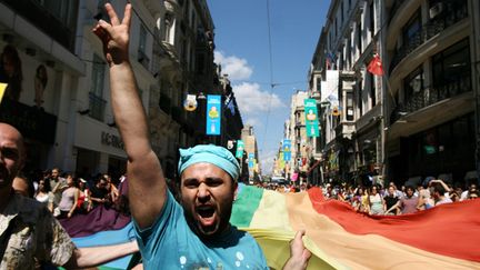 &nbsp; (La police anti-émeute s’est violemment interposée pendant la Gay Pride organisée à Istanbul ce dimanche. © MAXPPP)