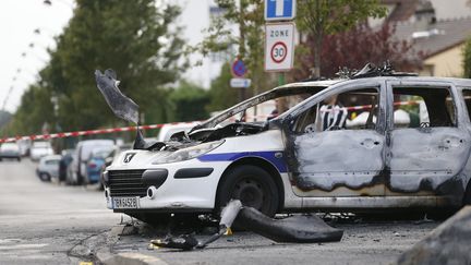 Une voiture de police brûlée à Viry-Châtillon, le 8 octobre 2016 après une attaque au cocktail Molotov. (THOMAS SAMSON / AFP)