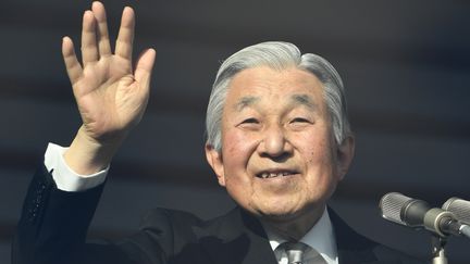 L'empereur du Japon, Akihito s'adresse à son peuple depuis le balcon de son palais à Tokyo, le 23 décembre 2016. (TOSHIFUMI KITAMURA / AFP)