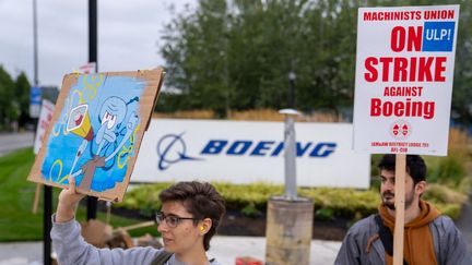 Des membres membres du syndicat des machinistes de Boeing,  devant une usine de l'avionneur, le 13 septembre 2024 à Renton, Washington. (STEPHEN BRASHEAR / GETTY IMAGES NORTH AMERICA)