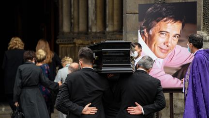 4 juin 2020, cérémonie d'obsèques de l'humoriste et comédien Guy Bedos. Le cercueil entre dans l'église Saint-Germain-des Prés.&nbsp; (BERTRAND GUAY / AFP)