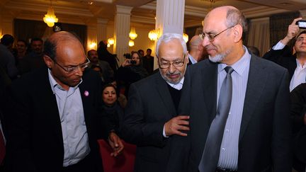 Le chef de file du Congr&egrave;s pour la R&eacute;publique (gauche nationaliste), Moncef Marzouki (&agrave; g.), le leader du parti islamiste Ennahda, Rachid Ghannouchi (au centre), et son num&eacute;ro 2, Hamadi Jebali, le 21 novembre 2011&nbsp;&agrave; Tunis (Tunisie). (FETHI BELAID / AFP)