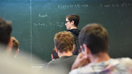 Des élèves assistant à un cours de mathématiques au lycée Michelet pour enfants surdoués, à Nice, le 30 mai 2017.&nbsp; (YANN COATSALIOU / AFP)