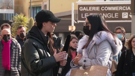 Laura Pétard (à gauche) dans les rues de Montpellier pour échanger avec les jeunes autour de la politique et du vote.&nbsp; (N. Chatail / France Télévisions)