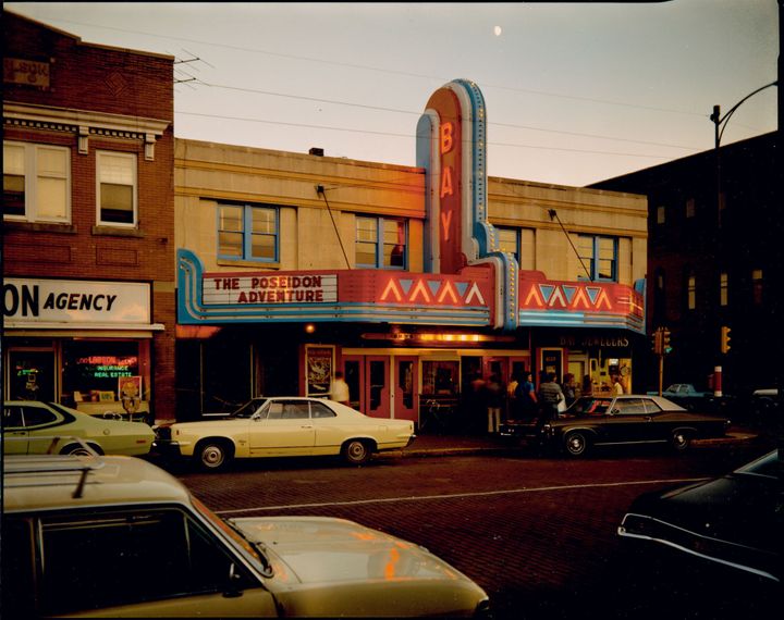 Stephen Shore, Bay Theater, Second Street, Ashland, Wisconsin, July 9, 1973 - Exposant : EDWYNN HOUK, New York
 (Stephen Shore/Courtesy Edwynn Houk Gallery, New York)