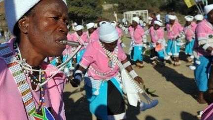 Danse tribale pour les célébrations du centenaire de l'ANC, devant l'église Waaihoek Wesleyan de Bloemfontein, le 7 janvier 2012. (AFP PHOTO / ALEXANDER JOE)