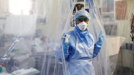 Une membre du personnel soignant de l'unité de soins intensifs de l'hôpital Franco-Britannique de Levallois-Perret (Hauts-de-Seine), le 15 avril 2020. (BENOIT TESSIER / REUTERS)