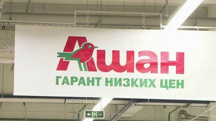 Il faut s'attendre à ce que la Russie réplique face aux sanctions occidentales.&nbsp;De nombreuses entreprises françaises sont implantées en Russie, comme la Société générale,&nbsp;Lactalis&nbsp;ou Auchan, qui ont déjà des difficultés.&nbsp;Peuvent-elles continuer à travailler avec les Russes ? (France 2)