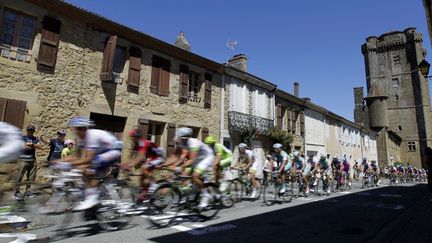 Le peloton sur les routes de France (JOEL SAGET / AFP)