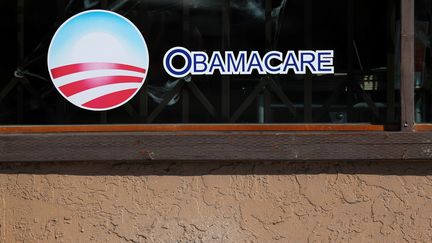 Un panneau publicitaire pour l'Obamacare, le 26 octobre 2017 à San Diego (Etats-Unis). (MIKE BLAKE / REUTERS)