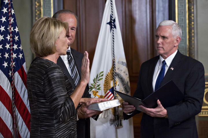 Betsy DeVos prête serment face au vice-président Mike Pence à Washington (Etats-Unis), le 7 février 2017. (ANDREW HARRER / DPA / AFP)