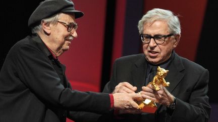 Vittorio et Paolo Taviani re&ccedil;oit l'Ours d'or lors de la 65e Berlinale samedi 18 f&eacute;vrier&nbsp;2012 pour "Cesare deve morire". (ON)