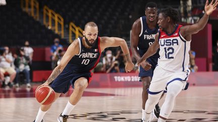 Le Français Evan Fournier, lors de la finale olympique de basket à Tokyo, le 7 août 2021. (ANN-DEE LAMOUR / CDP MEDIA / AFP)