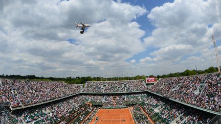 Fly Emirates, nouveau sponsor de Roland Garros, s'est offert une publicit&eacute; a&eacute;rienne accroch&eacute;e &agrave; la cam&eacute;ra qui filme les rencontres sur le court Philippe Chatrier. (REAU ALEXIS/SIPA / SIPA)