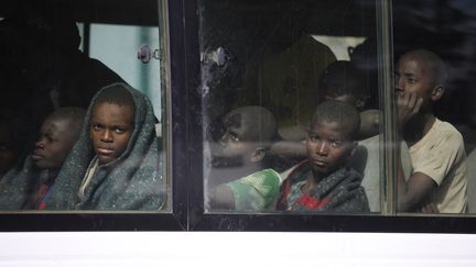 Des enfants kidnappés par Boko Haram reviennent après avoir été libérés,&nbsp;à Kankara, au Nigéria, le 18 décembre 2020. (KOLA SULAIMON / AFP)