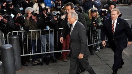 L'ancien financier Bernard Madoff lors de son arrivée au tribunal fédéral de New York, le 12 mars 2009. (STAN HONDA / AFP)