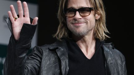 L'acteur am&eacute;ricain Brad Pitt salue ses fans lors de la promotion de son dernier film, "Le Strat&egrave;ge", &agrave; Tokyo (Japon), 10 novembre 2011. (TORU HANAI / REUTERS)