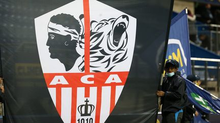 Le drapeau de l'AC Ajaccio, affiché dans le stade&nbsp;du FC Sochaux-Montbéliard à l'occasion de la 23e journée de Ligue 2, le 2 février 2021. (LIONEL VADAM  / PHOTOPQR/L'EST REPUBLICAIN/MAXPP)