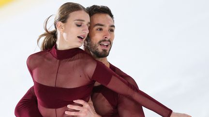 Gabriella Papadakis et&nbsp;Guillaume Cizeron ont été tout proches de battre leur record du monde en danse rythmique lors du Grand Prix de France, le 19 novembre, à Grenoble. (OLGA BESNARD / SPUTNIK via AFP)