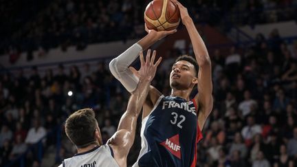 Les Bleus sont qualifiés pour le Mondial 2023 ! Les hommes de Vincent Collet finissent premiers du groupe K après cet ultime rassemblement durant lequel ils ont battu la Lituanie (65-90), puis la Bosnie-Herzégovine ce soir (92-56). 
Une nouvelle fois attendu, Victor Wembanyama a répondu présent avec 19 points inscrits !