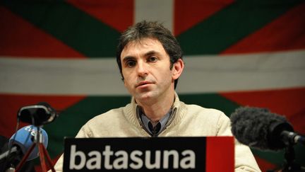 Le porte-parole et membre du bureau politique de Batasuna, Xabi Larralde, lors d'un point presse du mouvement ind&eacute;pendantiste basque le 14 janvier 2011 &agrave; Paris. (MAXPPP)