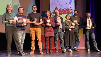 Les lauréats de la 50e édition du festival de BD d'Angoulême, dont Martin Panchaud (troisième en partant de la gauche), qui a reçu le Fauve d'or, le 28 janvier 2023. (LAURENCE HOUOT / FRANCEINFO CULTURE)