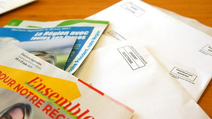 Des enveloppes contenant les professions de foi de candidats aux élections régionales et départementales, le 25 juin 2021 à Valence (Drôme). (NICOLAS GUYONNET / HANS LUCAS VIA AFP)