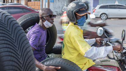 Des habitants de Cotonou avec des masques de protection, le 8 avril 2020.&nbsp; (YANICK FOLLY / AFP)