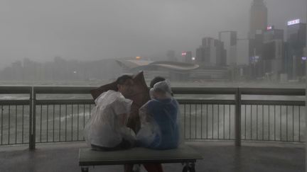 Certains sont allés oberver la houle dans le port Victoria de Hong Kong, mercredi, peu avant la tempête. (VINCENT YU / AP / SIPA)